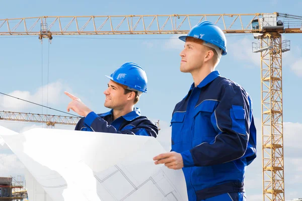 İnşaat alanında erkek mimarlar