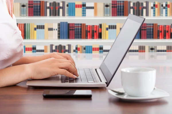 Woman Using Laptop — Stock Photo, Image