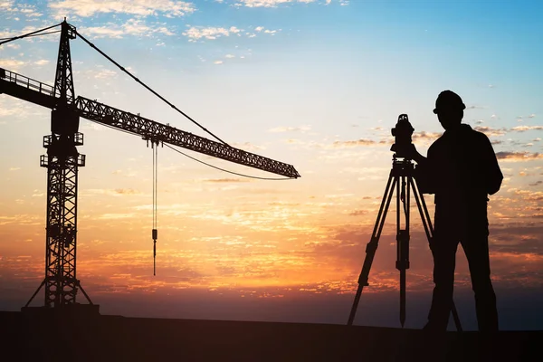 Silhouette Surveyor Standing Equipment Crane Construction Site Sunset — Stock Photo, Image