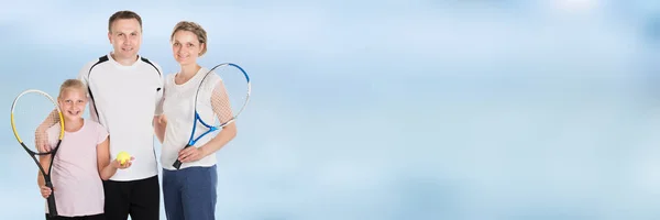 Familia Feliz Sosteniendo Raquetas Bola Contra Cielo Azul —  Fotos de Stock