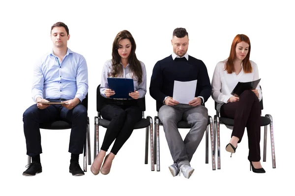 Junge Geschäftsleute Warten Vor Weißem Hintergrund Auf Vorstellungsgespräch — Stockfoto