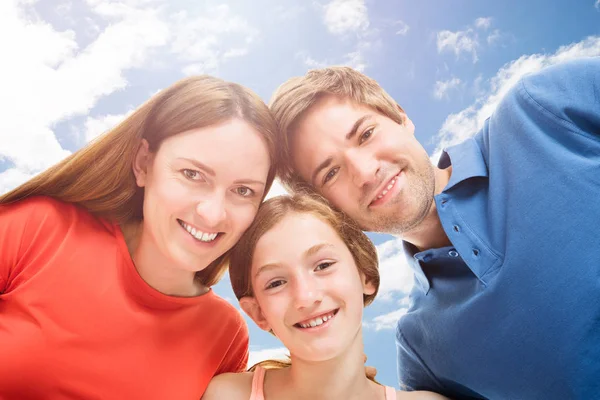 Familie gegen bewölkten Himmel — Stockfoto