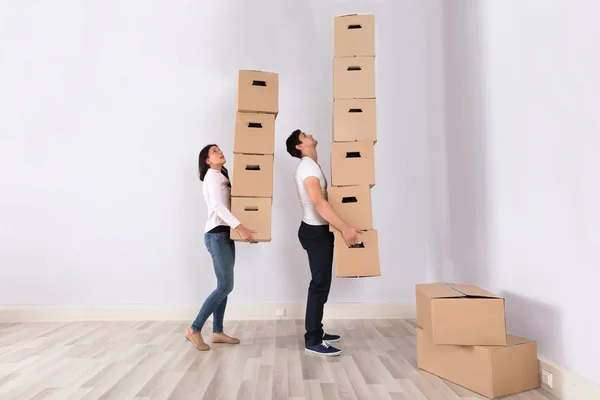 Transportando caixas de papelão — Fotografia de Stock