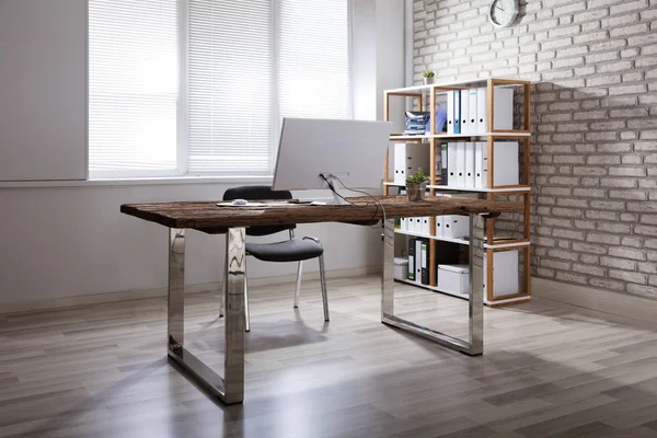 Skrivbord i moderna kontor — Stockfoto