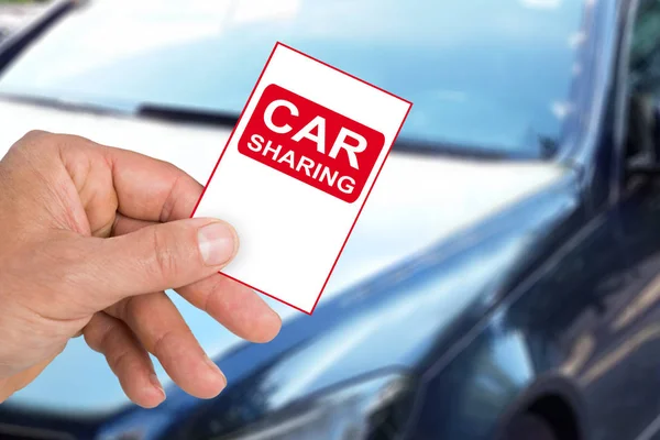 Mano che tiene la carta di condivisione auto — Foto Stock