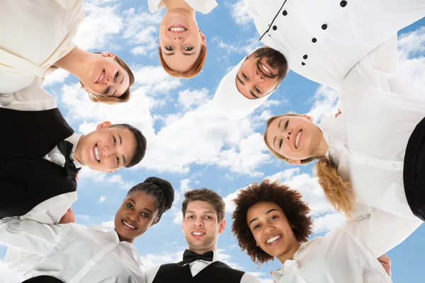 Sorrindo Restaurante Staff Forming Huddle — Fotografia de Stock