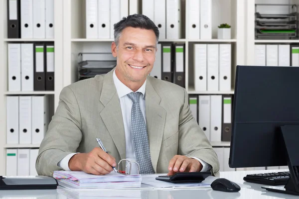 Buchhalter im Büro — Stockfoto