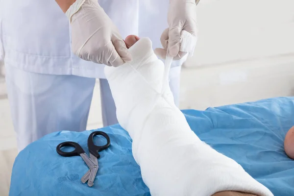 Médecin attachement bandage — Photo