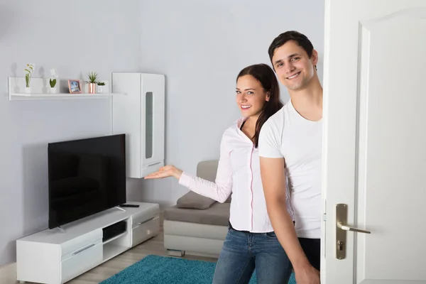 Pareja invitando a la gente — Foto de Stock