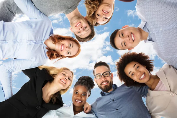 Människor bildar Huddle — Stockfoto