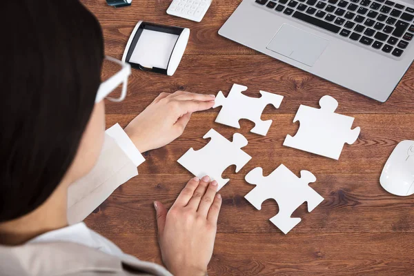 Zakenvrouw puzzel op te lossen — Stockfoto