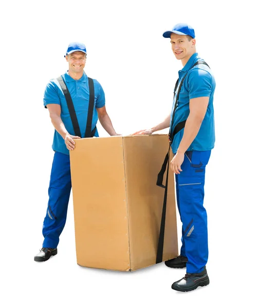 Jovens Movers com caixa de papelão — Fotografia de Stock
