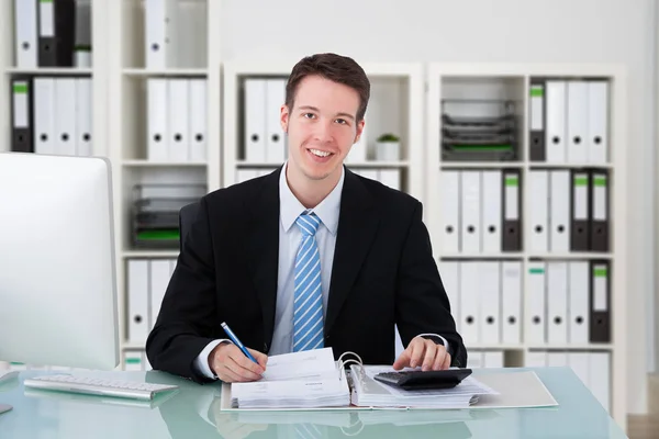 Accountant werkzaam in kantoor — Stockfoto