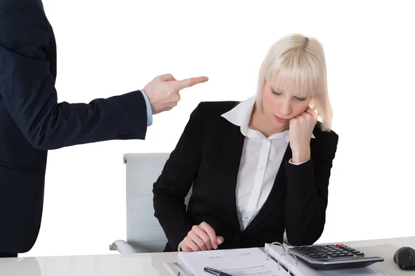 Primo Piano Imprenditore Scolding Suo Femminile Collega Ufficio Sfondo Bianco — Foto Stock