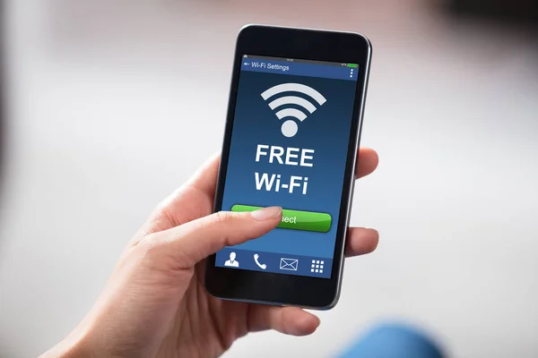 Pessoa Conectando WiFi — Fotografia de Stock