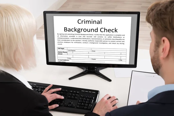 Duas Pessoas Que Fazem Verificação Antecedentes Criminais Computador — Fotografia de Stock