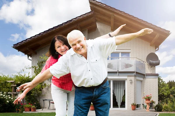 Porträt Eines Glücklichen Seniorenpaares Das Vor Dem Haus Steht — Stockfoto