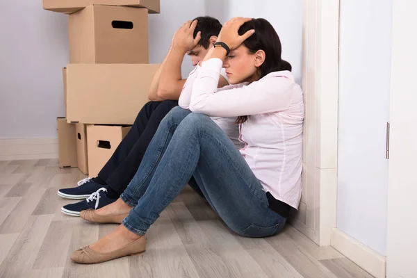 Müdes Paar in der Nähe von Boxen — Stockfoto