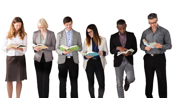 Groep Van Multi Etnische Mensen Lezing Managementboeken Tegen Witte Achtergrond — Stockfoto