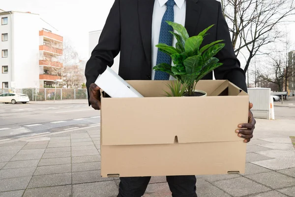 Vista Intermediária Seção Mão Empresário Que Transporta Pertences Caixa Papelão — Fotografia de Stock