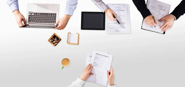 Gehobener Blick Auf Die Hand Der Geschäftsleute Die Den Lebenslauf — Stockfoto