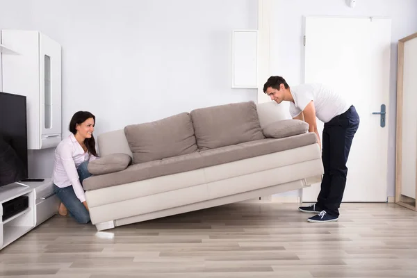 Pareja moviendo muebles en casa — Foto de Stock