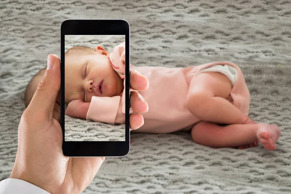 Persona que captura al bebé —  Fotos de Stock
