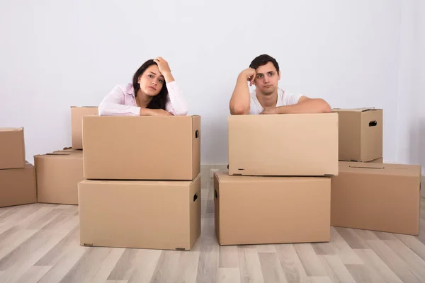 Casal cansado com caixas de papelão — Fotografia de Stock