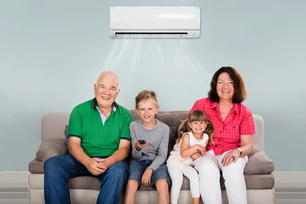 Boldog Több Generációs Család Két Gyerek Otthon Nézi Televíziót Légkondicionáló — Stock Fotó