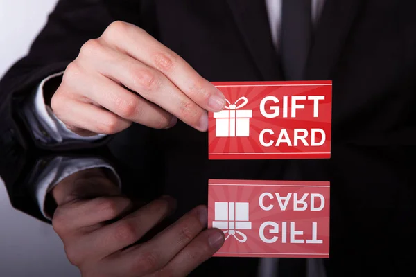 ビジネスマンを与えるギフト カード — ストック写真