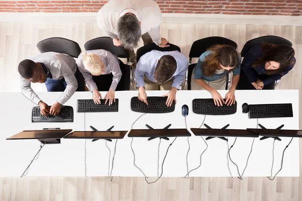 Vue Élevée Enseignant Masculin Aidant Les Étudiants Dans Salle Informatique — Photo