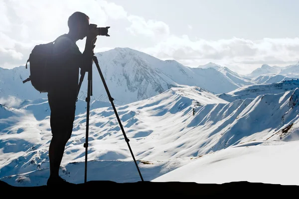 Человек фотографирует зимой — стоковое фото