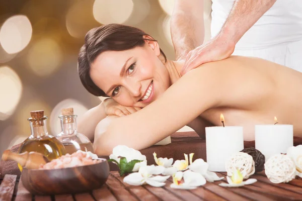 kadın alıcı omuz masajı