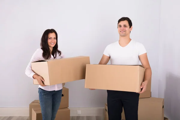 Transportando caixas de papelão — Fotografia de Stock