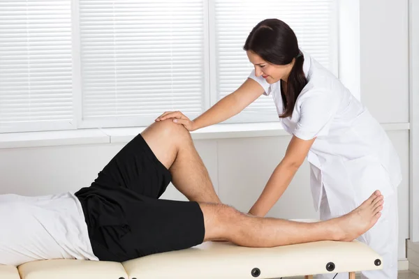 Physiotherapist Giving Leg Exercise — Stock Photo, Image