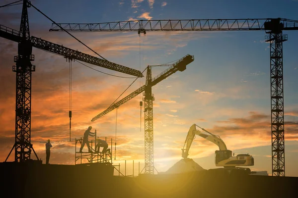 İnsanlar inşaat sahasında