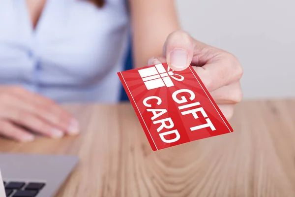 Donna's Hand Holding Gift Card — Foto Stock
