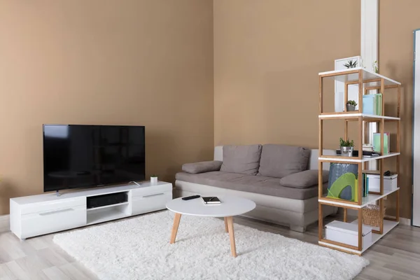 Apartamento con televisión y sofá — Foto de Stock