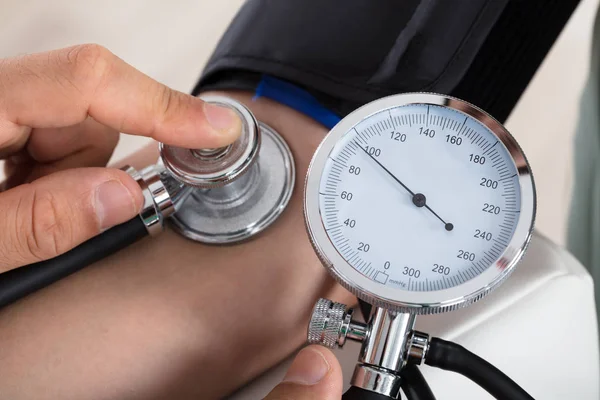 의사가 혈압을 확인하다 — 스톡 사진