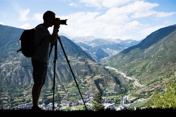Homme Photographier des montagnes — Photo