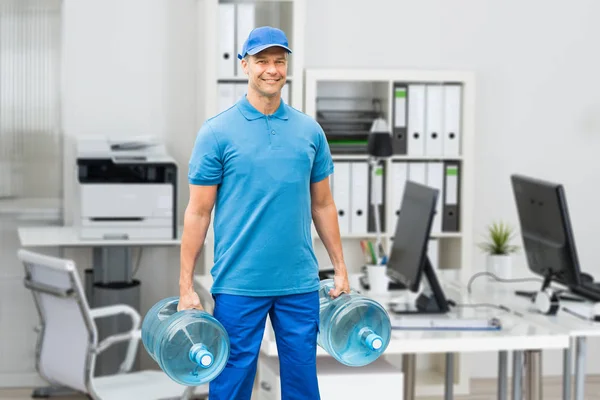 Entrega Hombre sosteniendo botella — Foto de Stock