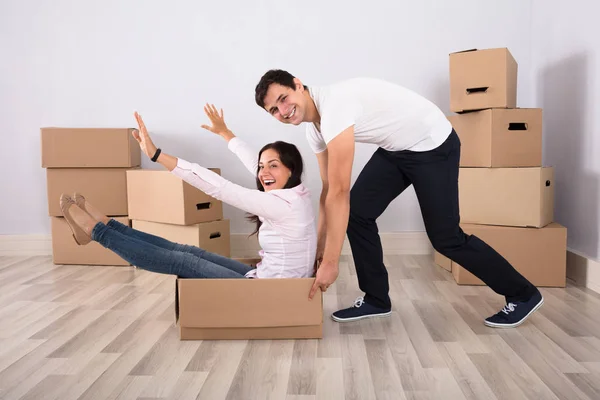 Couple Playing With Cardboard Boxes — Stock Photo, Image