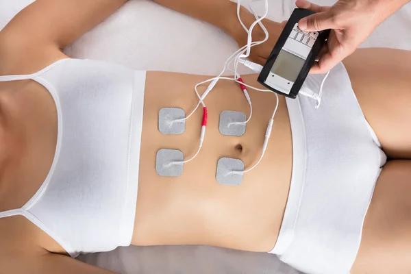 Therapist Giving Electrodes Therapy — Stock Photo, Image