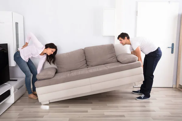 Paar zieht Möbel zu Hause um — Stockfoto