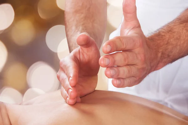 Terapista Massaggiare la schiena della persona — Foto Stock