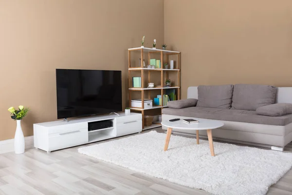 Apartamento com televisão e sofá — Fotografia de Stock