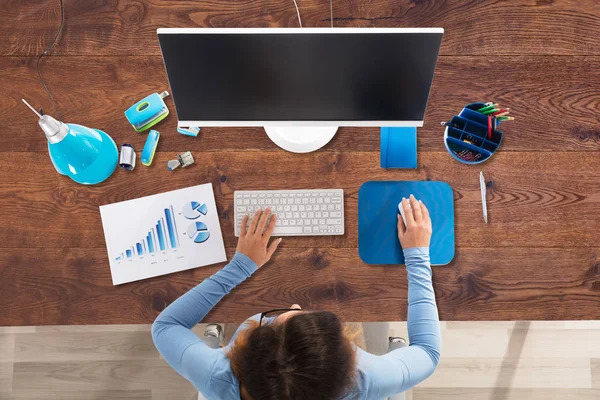 Bilgisayar kullanan iş kadını