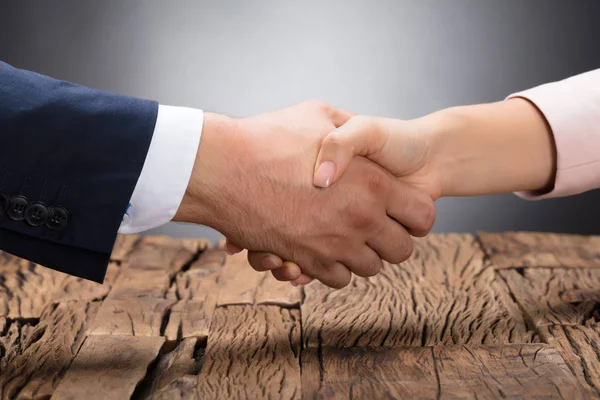 Dua pengusaha berjabat tangan — Stok Foto