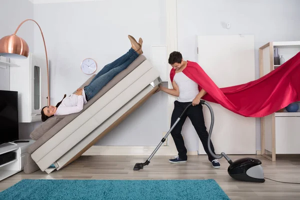 Homem limpeza sob sofá — Fotografia de Stock