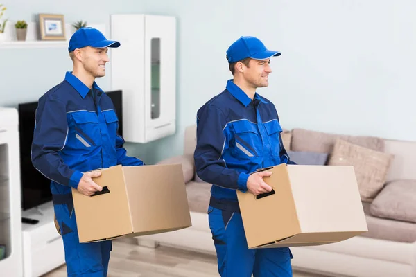 Movers Entregando caixas de papelão — Fotografia de Stock